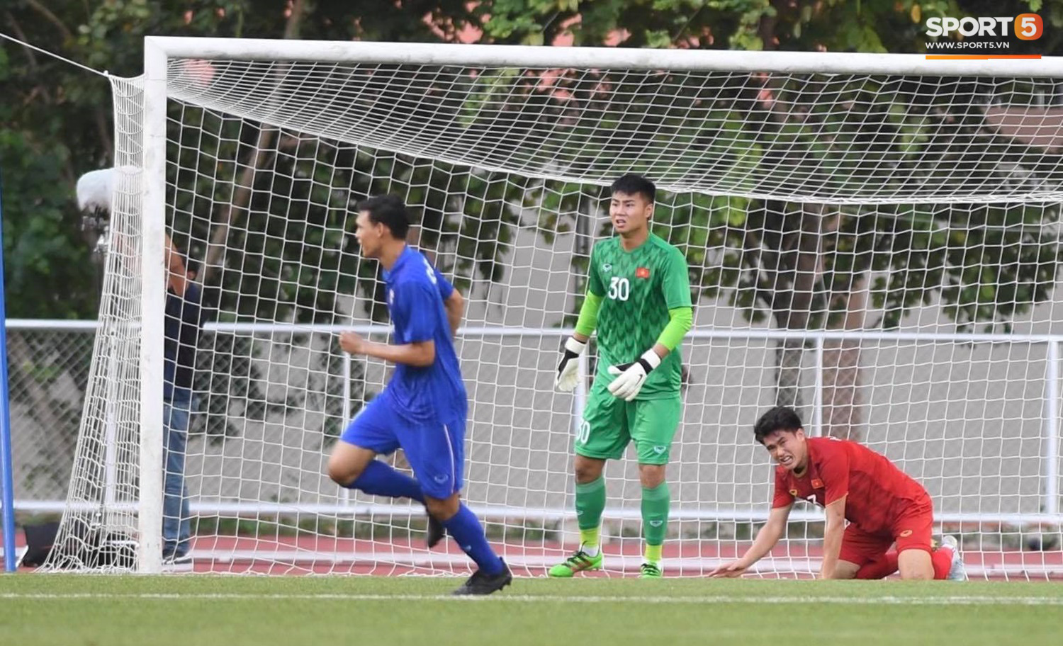 Thủ môn U22 Việt Nam mắc sai lầm, fan kêu trời: Bóng đá Việt Nam chỉ toang vì thủ môn - Ảnh 2.