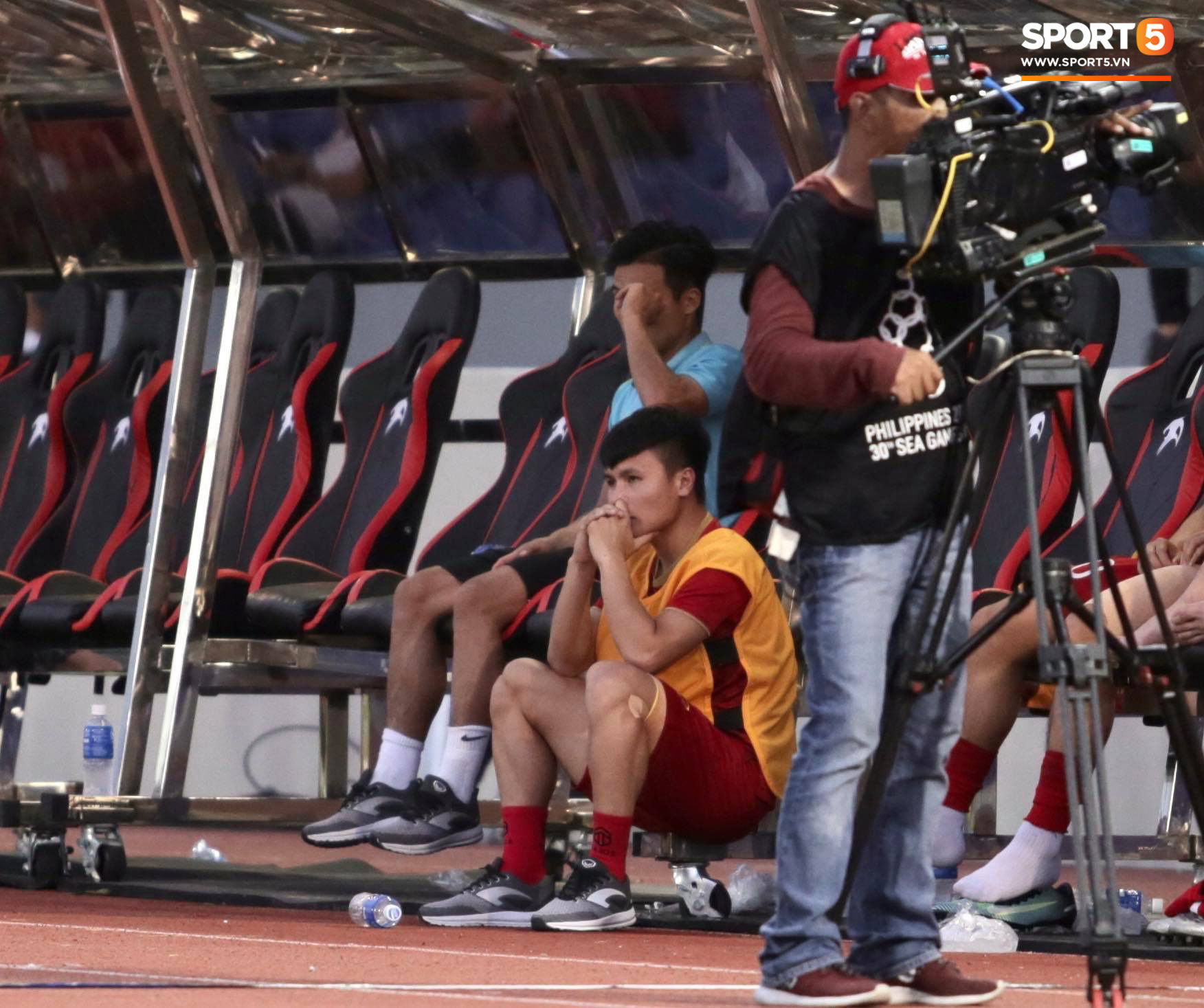 Quang Hải cắn răng, đứng ngồi không yên trước khi vỡ òa với cú sút penalty của Tiến Linh - Ảnh 3.