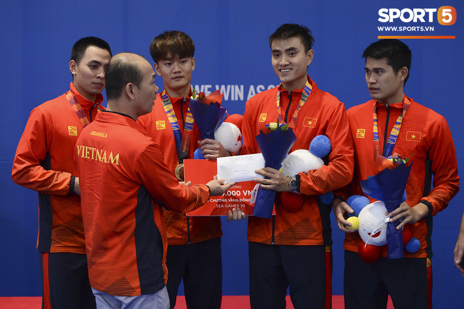 Bất chấp Thái Lan giở chiêu trò, nam thần đấu kiếm Vũ Thành An cùng đồng đội vẫn giành tấm huy chương vàng thứ 3 tại SEA Games 30 - Ảnh 13.