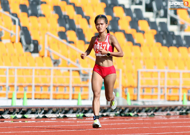 Xúc động hình ảnh nữ vận động viên marathon Việt Nam kiệt sức, không thể tự mặc quần dài lên nhận huy chương tại SEA Games 30
