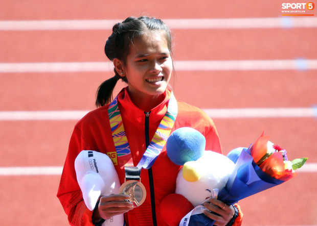 Xúc động hình ảnh nữ vận động viên marathon Việt Nam kiệt sức, không thể tự mặc quần dài lên nhận huy chương tại SEA Games 30 - Ảnh 4.