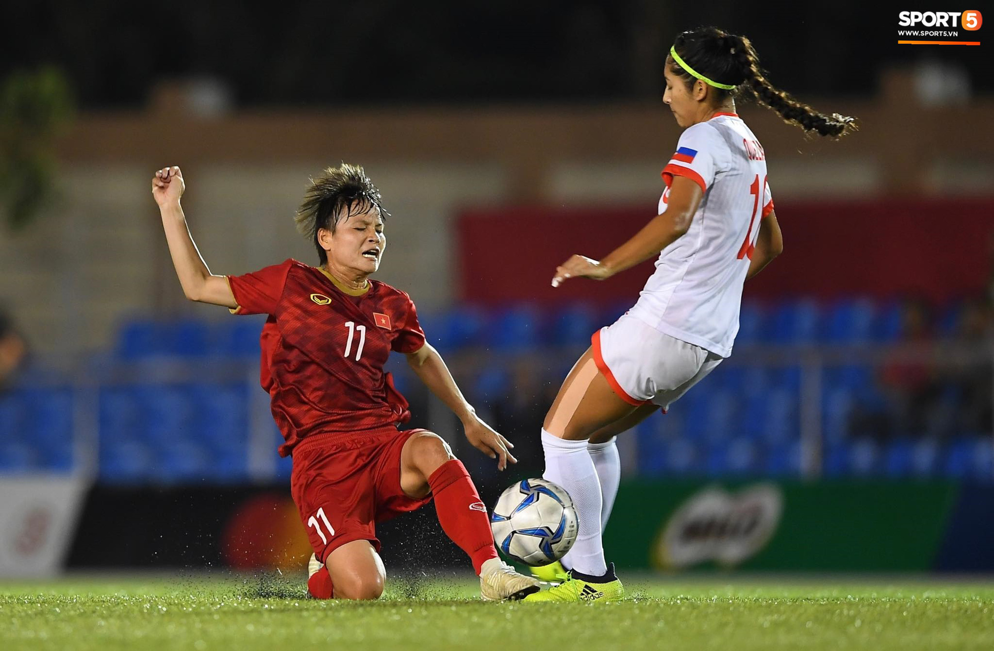 Đội trưởng tuyển nữ Việt Nam đổ gục xuống sân vì kiệt sức sau khi cùng đồng đội giành quyền vào chung kết SEA Games 30 - Ảnh 1.