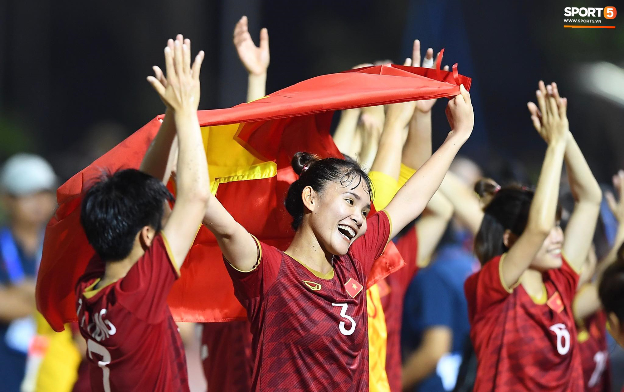 Đội trưởng tuyển nữ Việt Nam đổ gục xuống sân vì kiệt sức sau khi cùng đồng đội giành quyền vào chung kết SEA Games 30 - Ảnh 12.