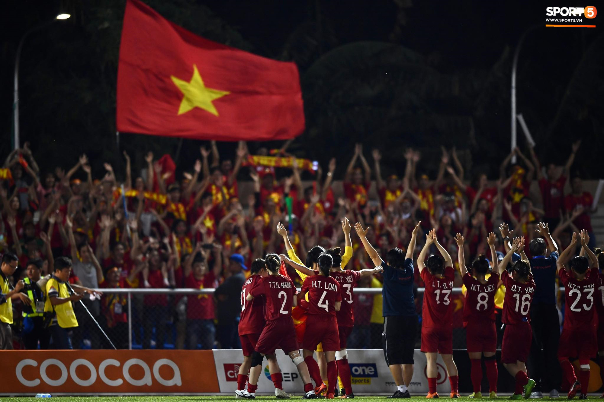 Đội trưởng tuyển nữ Việt Nam đổ gục xuống sân vì kiệt sức sau khi cùng đồng đội giành quyền vào chung kết SEA Games 30 - Ảnh 11.