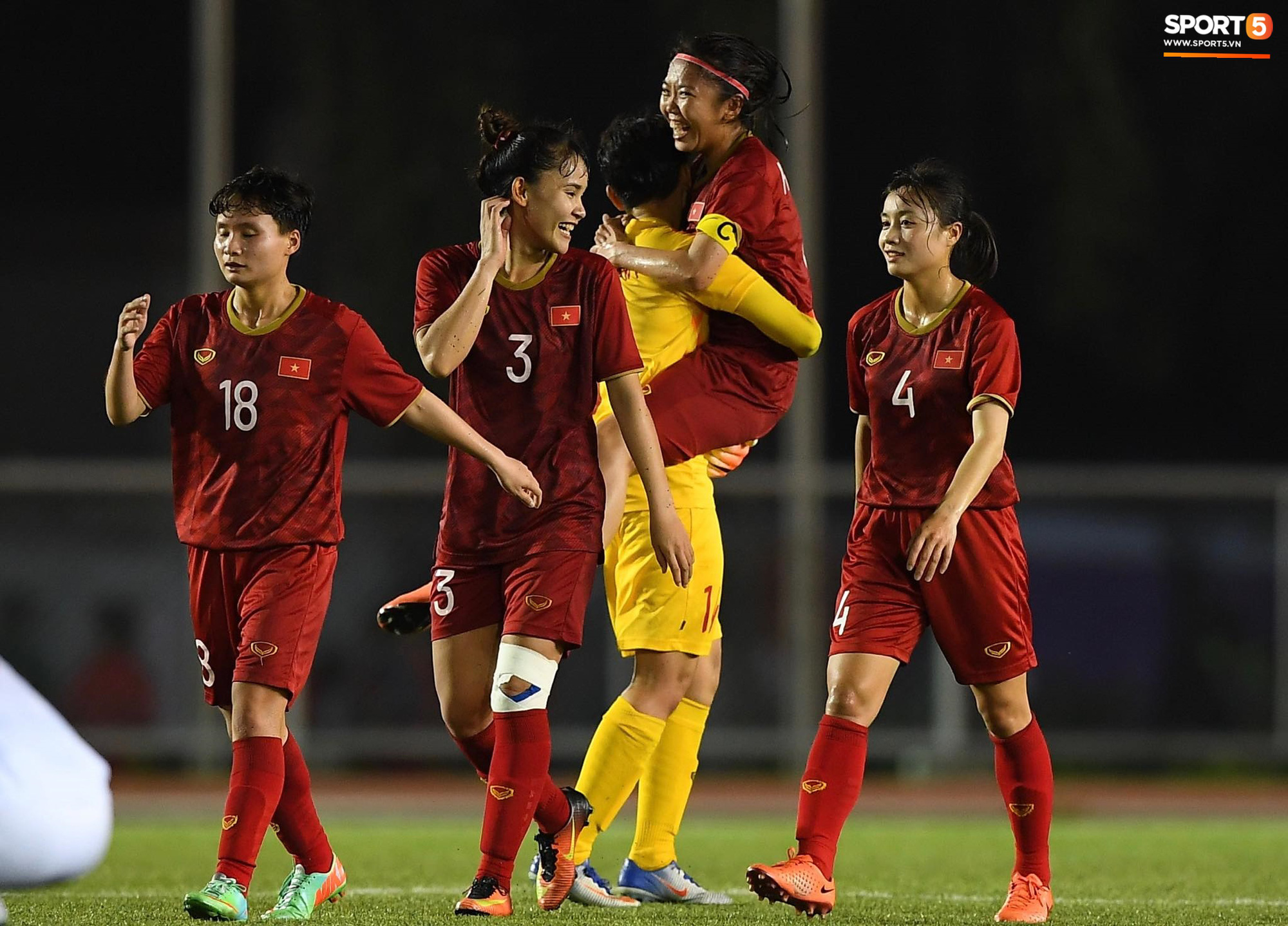 Đội trưởng tuyển nữ Việt Nam đổ gục xuống sân vì kiệt sức sau khi cùng đồng đội giành quyền vào chung kết SEA Games 30 - Ảnh 5.