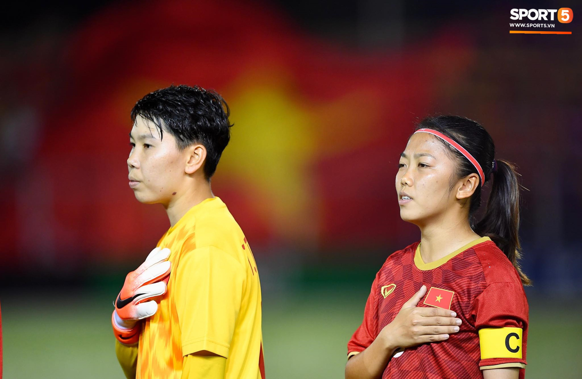 Đội trưởng tuyển nữ Việt Nam đổ gục xuống sân vì kiệt sức sau khi cùng đồng đội giành quyền vào chung kết SEA Games 30 - Ảnh 2.