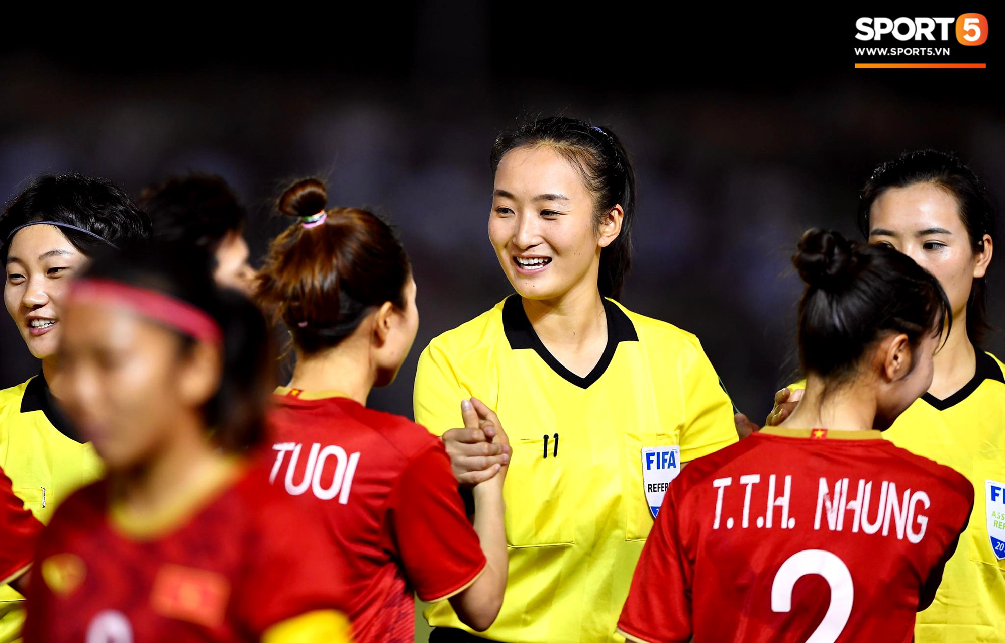 Hai nữ trọng tài Trung Quốc gây thương nhớ trong trận Việt Nam vs Philippines, chiếm spotlight dù không phải nhân vật chính - Ảnh 1.