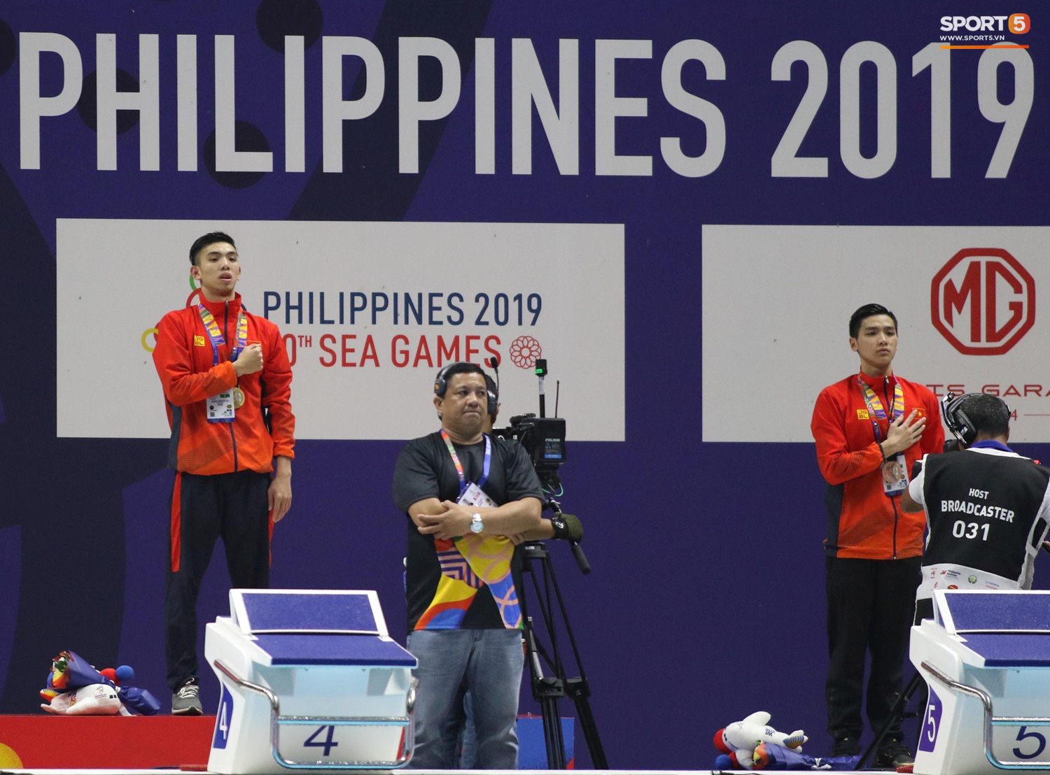 Siêu kình ngư Huy Hoàng khiến mẹ rơi nước mắt trước khi phá kỷ lục SEA Games 30 - Ảnh 6.