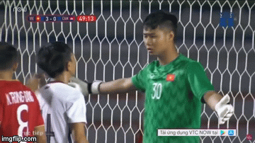 HLV Campuchia phàn nàn trọng tài xử ép, nhưng đây là 2 lần trọng tài nương tay không rút thẻ đỏ trừng phạt sự cục súc của cầu thủ Campuchia - Ảnh 1.