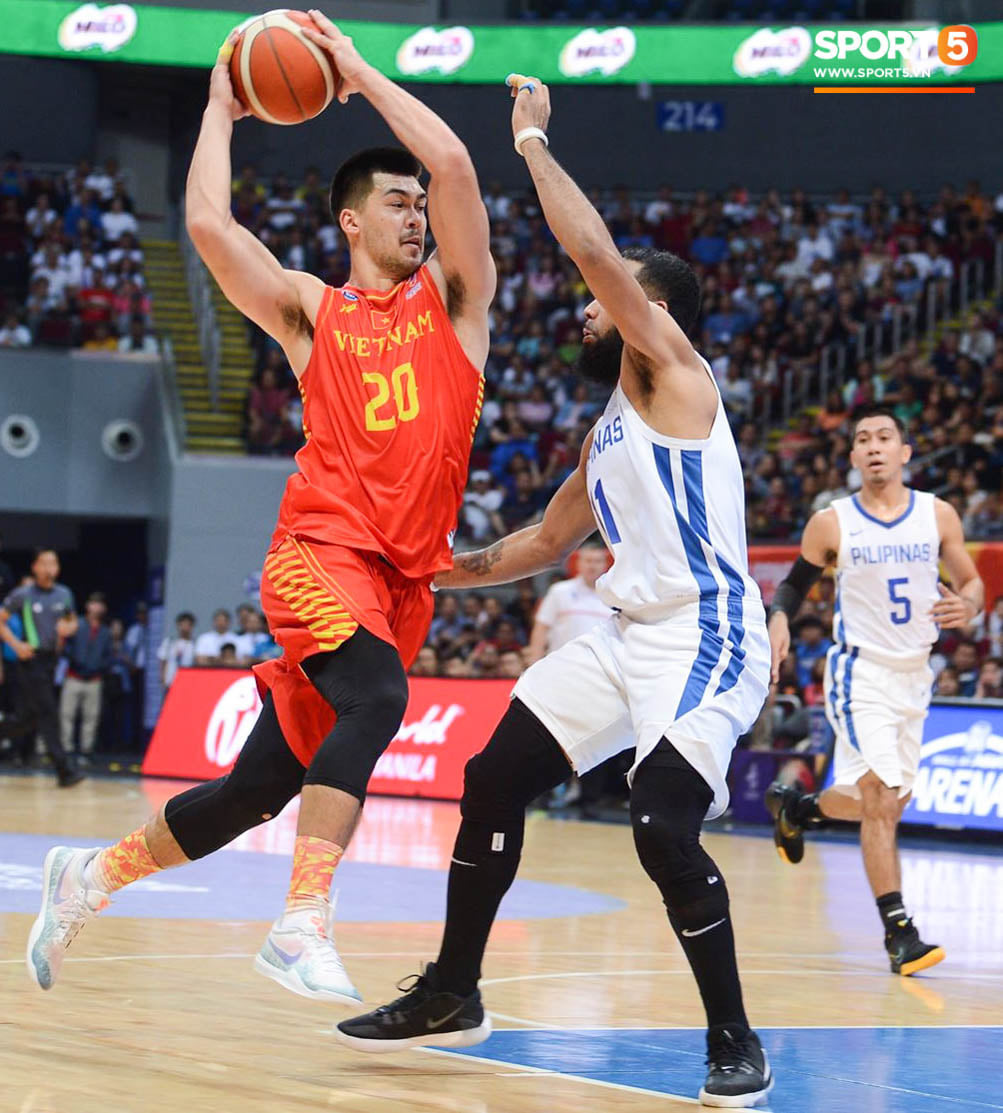 Bất lợi quá lớn về mặt thể hình, đội tuyển bóng rổ Việt Nam nhận thất bại với tỉ số đậm trước chủ nhà Philippines - Ảnh 9.