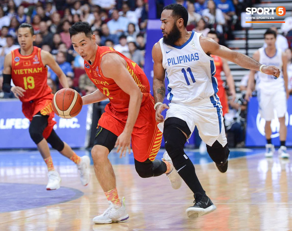 Bất lợi quá lớn về mặt thể hình, đội tuyển bóng rổ Việt Nam nhận thất bại với tỉ số đậm trước chủ nhà Philippines - Ảnh 4.