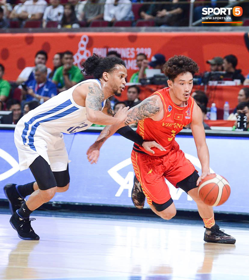 Bất lợi quá lớn về mặt thể hình, đội tuyển bóng rổ Việt Nam nhận thất bại với tỉ số đậm trước chủ nhà Philippines - Ảnh 1.