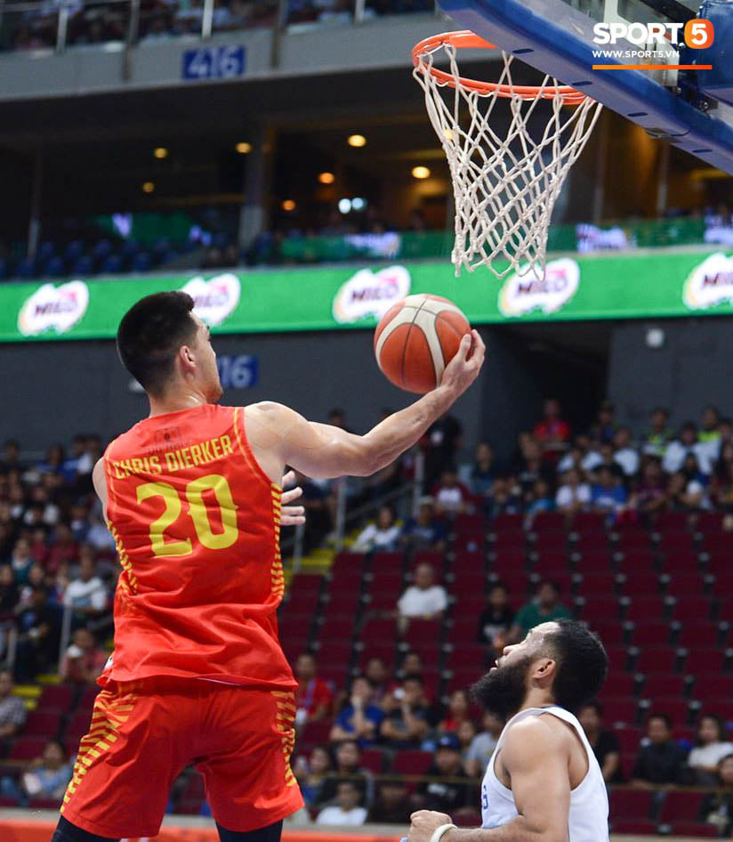 Bất lợi quá lớn về mặt thể hình, đội tuyển bóng rổ Việt Nam nhận thất bại với tỉ số đậm trước chủ nhà Philippines - Ảnh 3.