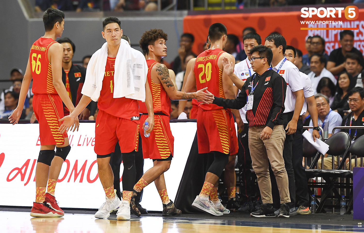 Choáng ngợp trước vẻ hào nhoáng của nhà thi đấu và sức ép từ 15.000 CĐV chủ nhà Philippines mà tuyển bóng rổ Việt Nam phải đối mặt - Ảnh 11.