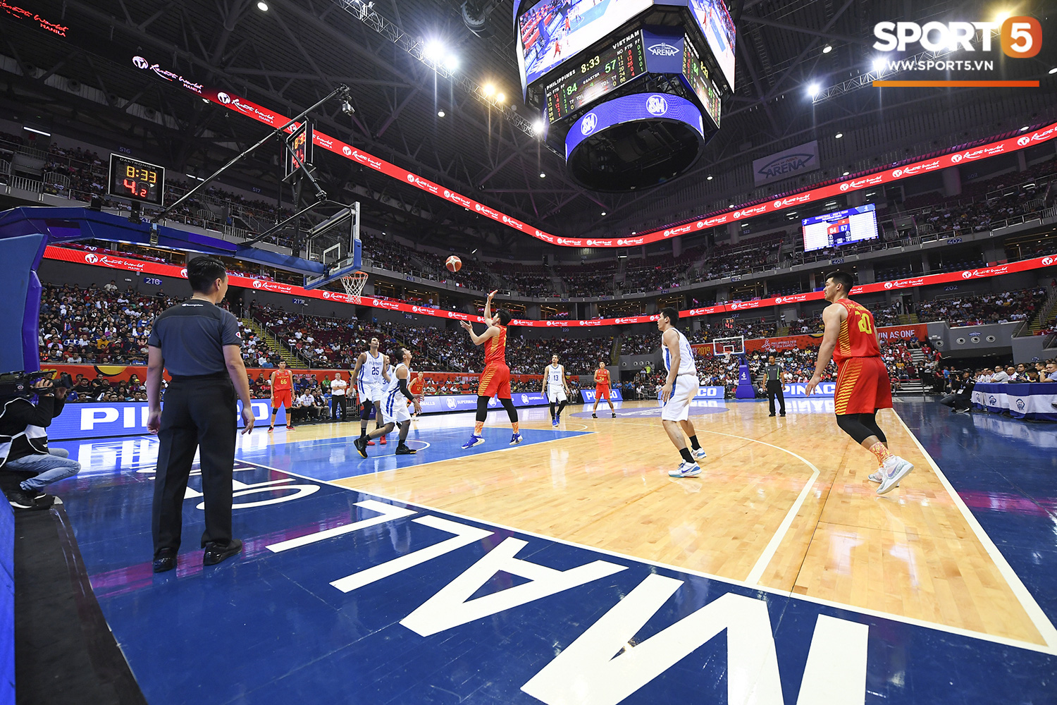Choáng ngợp trước vẻ hào nhoáng của nhà thi đấu và sức ép từ 15.000 CĐV chủ nhà Philippines mà tuyển bóng rổ Việt Nam phải đối mặt - Ảnh 5.
