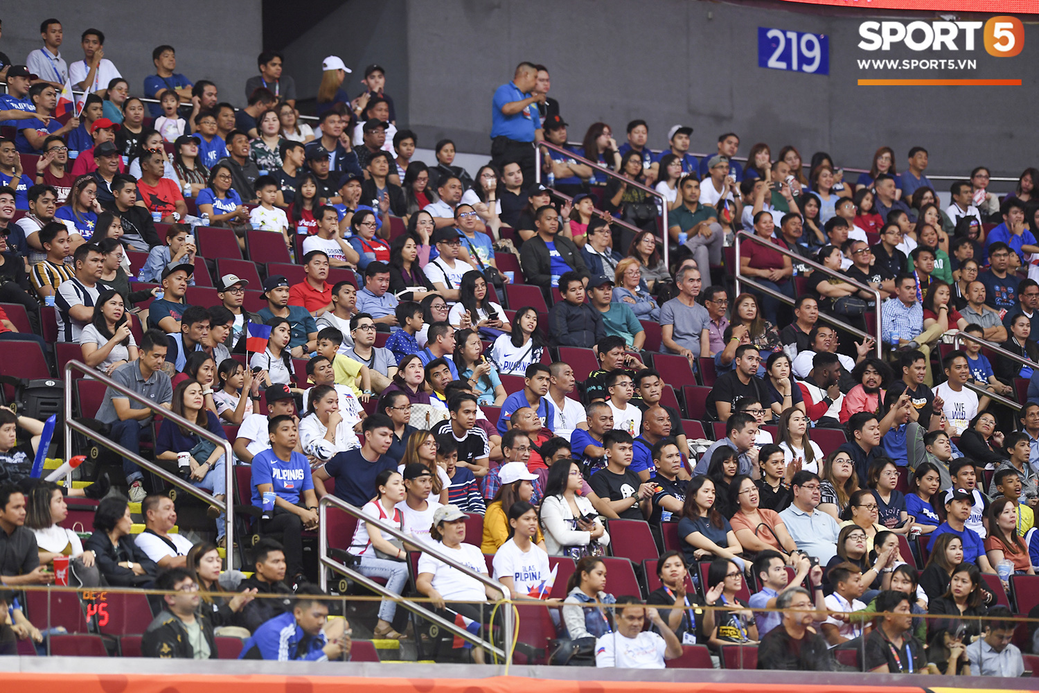 Choáng ngợp trước vẻ hào nhoáng của nhà thi đấu và sức ép từ 15.000 CĐV chủ nhà Philippines mà tuyển bóng rổ Việt Nam phải đối mặt - Ảnh 3.