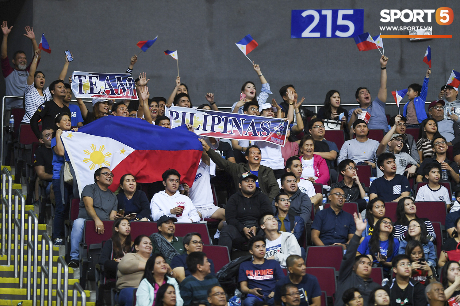 Choáng ngợp trước vẻ hào nhoáng của nhà thi đấu và sức ép từ 15.000 CĐV chủ nhà Philippines mà tuyển bóng rổ Việt Nam phải đối mặt - Ảnh 6.
