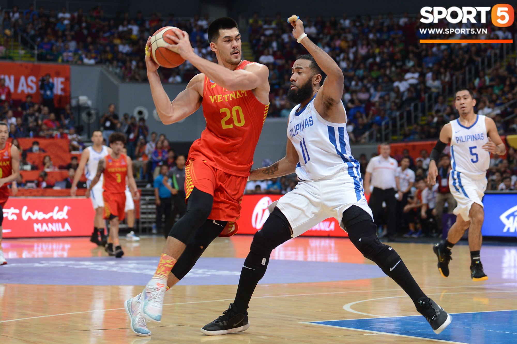 Choáng ngợp trước vẻ hào nhoáng của nhà thi đấu và sức ép từ 15.000 CĐV chủ nhà Philippines mà tuyển bóng rổ Việt Nam phải đối mặt - Ảnh 7.