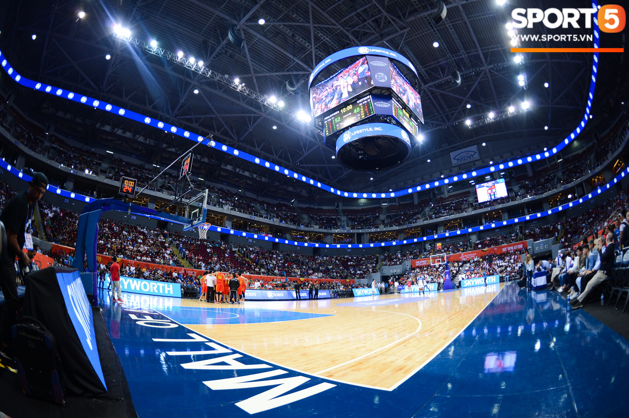 Choáng ngợp trước vẻ hào nhoáng của nhà thi đấu và sức ép từ 15.000 CĐV chủ nhà Philippines mà tuyển bóng rổ Việt Nam phải đối mặt - Ảnh 1.