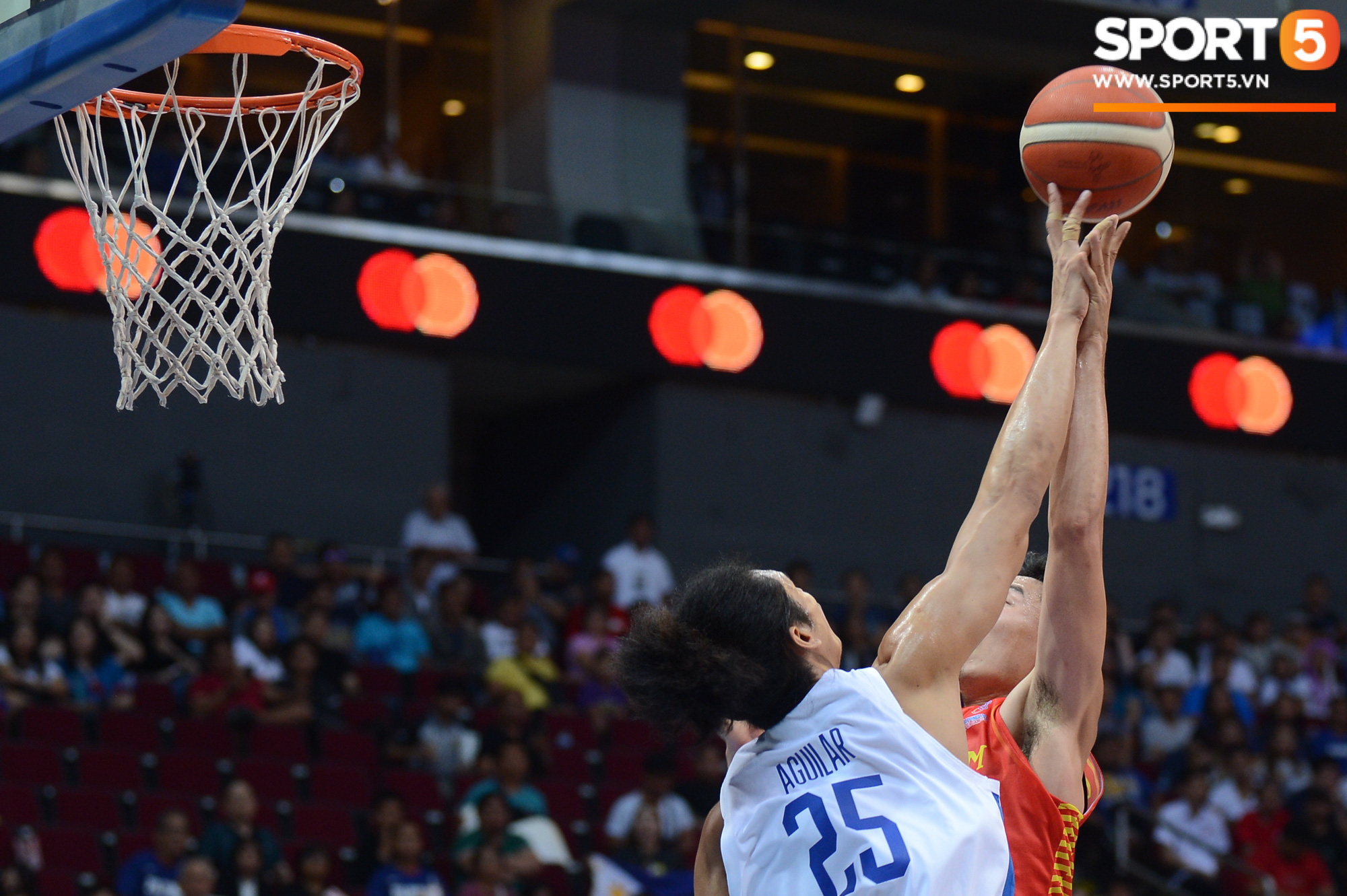 Choáng ngợp trước vẻ hào nhoáng của nhà thi đấu và sức ép từ 15.000 CĐV chủ nhà Philippines mà tuyển bóng rổ Việt Nam phải đối mặt - Ảnh 8.