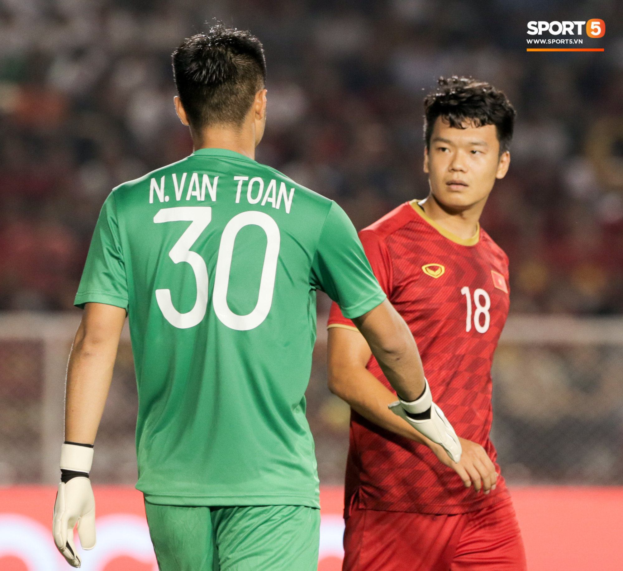 Thủ môn U22 Việt Nam bị đàn anh lườm cháy mặt vì suýt tái hiện sai lầm ở trận thắng Campuchia - Ảnh 3.