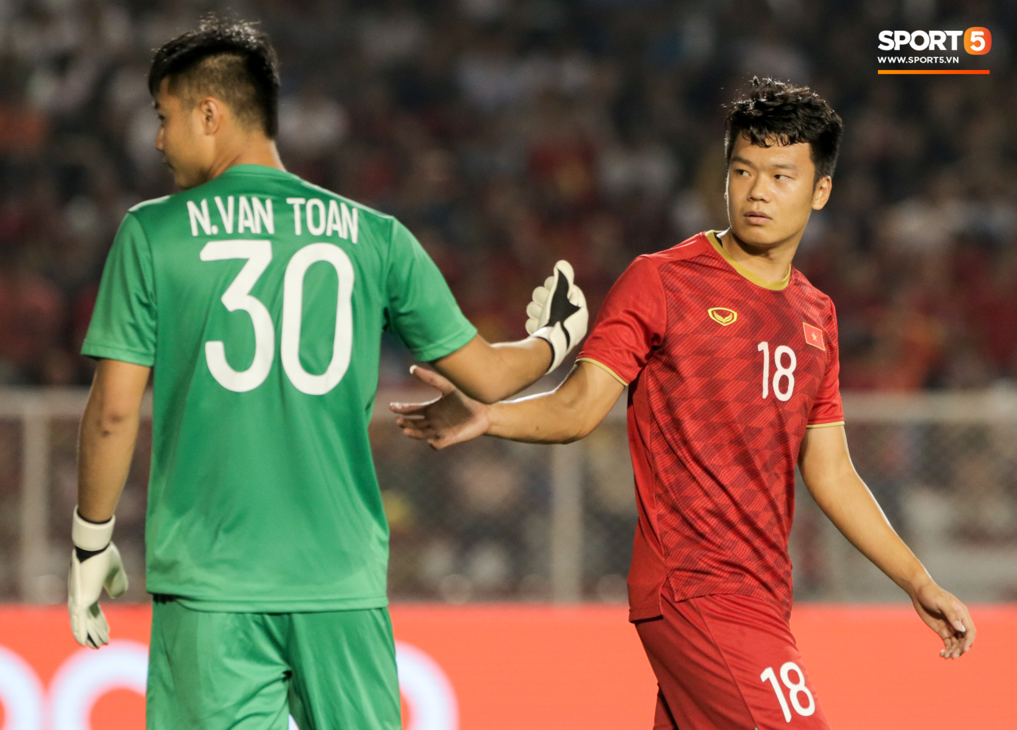 Thủ môn U22 Việt Nam bị đàn anh lườm cháy mặt vì suýt tái hiện sai lầm ở trận thắng Campuchia - Ảnh 4.
