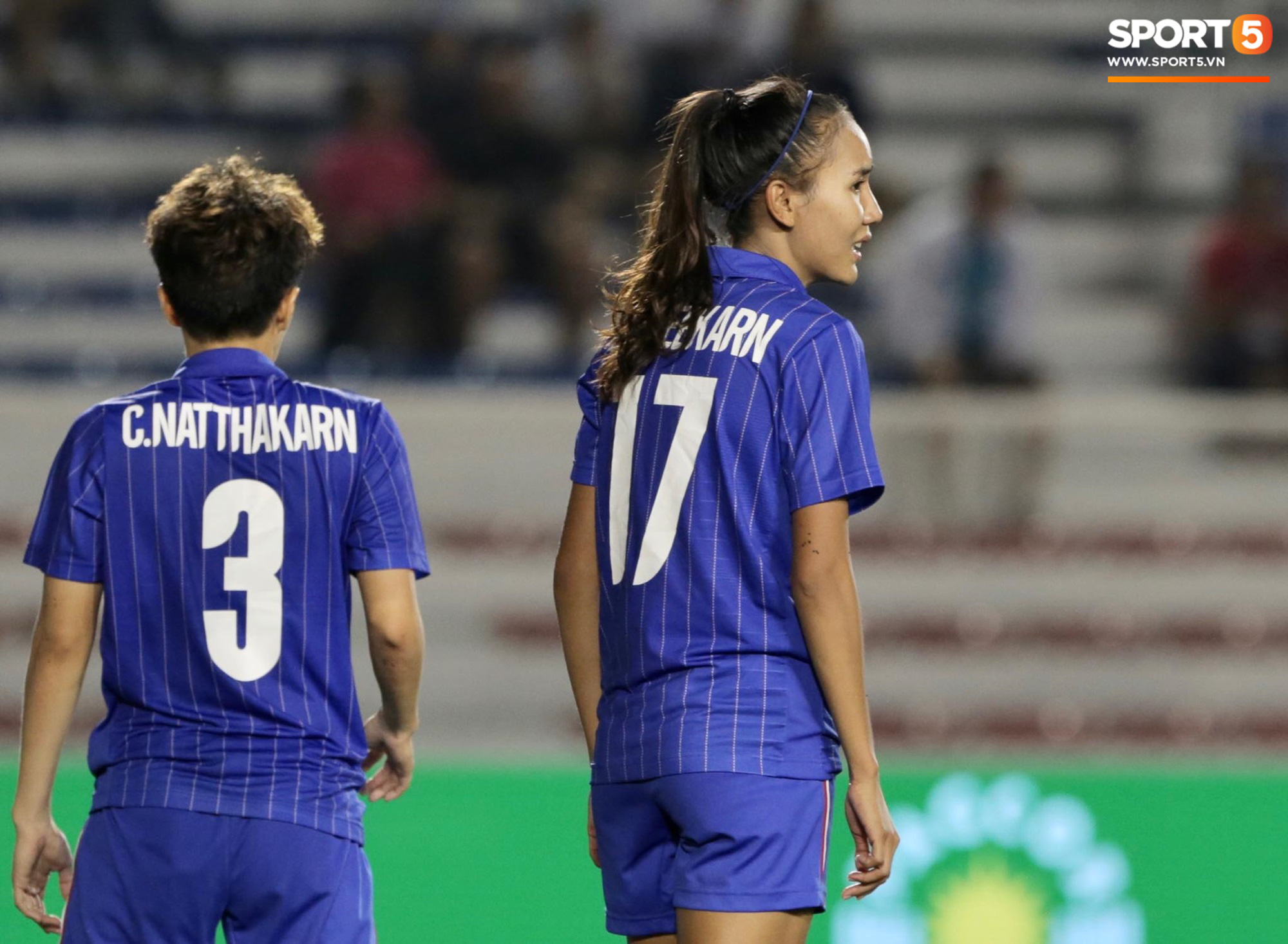 Em gái ngôi sao tuyển Thái Lan đánh đầu kiến tạo như Văn Hậu cho nữ cầu thủ Việt Nam đánh đầu tung lưới đội nhà - Ảnh 3.