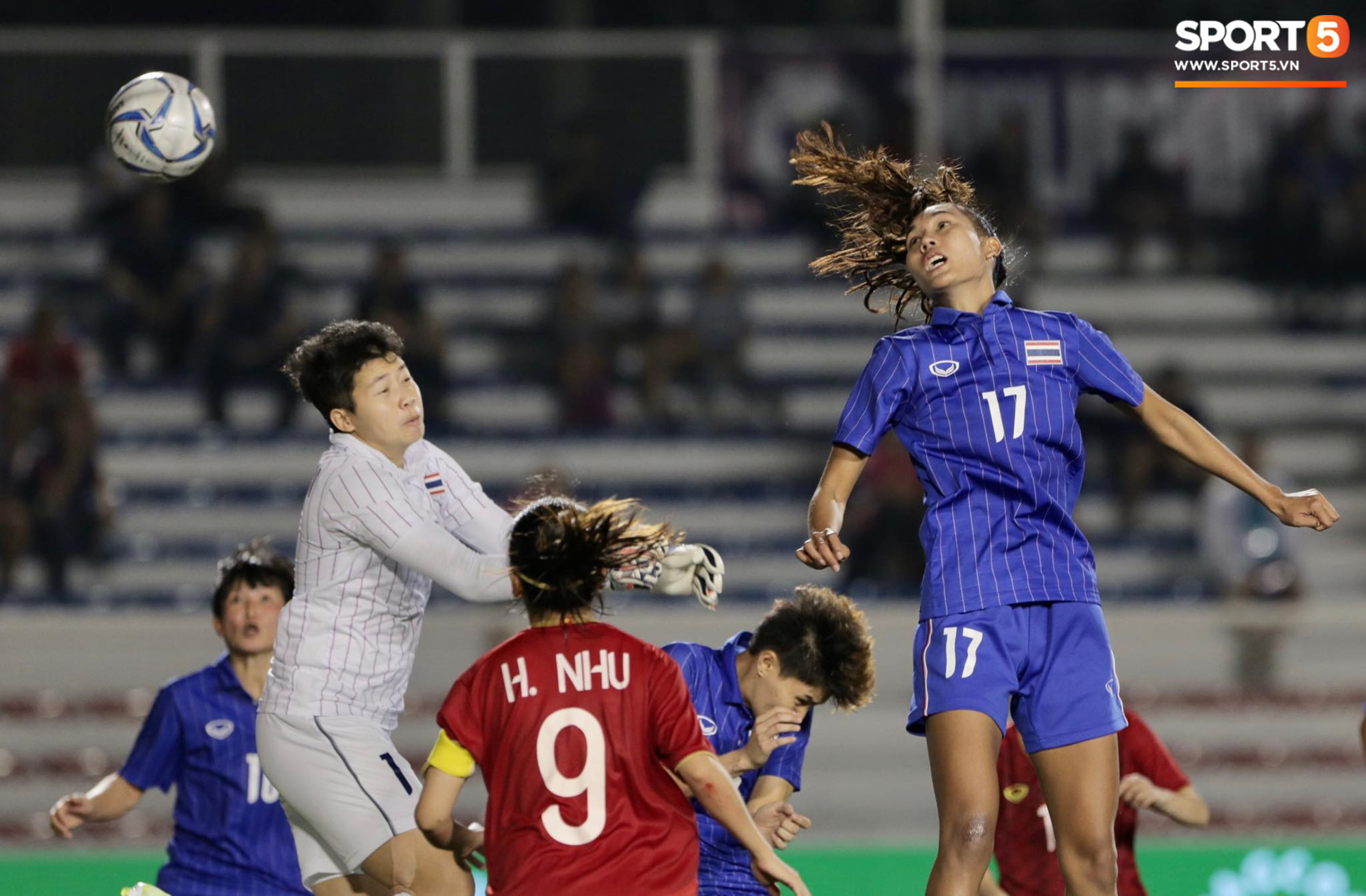 Em gái ngôi sao tuyển Thái Lan đánh đầu kiến tạo như Văn Hậu cho nữ cầu thủ Việt Nam đánh đầu tung lưới đội nhà - Ảnh 2.