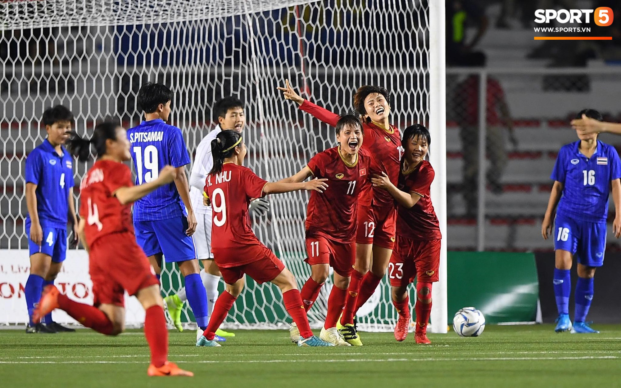 Em gái ngôi sao tuyển Thái Lan đánh đầu kiến tạo như Văn Hậu cho nữ cầu thủ Việt Nam đánh đầu tung lưới đội nhà - Ảnh 5.