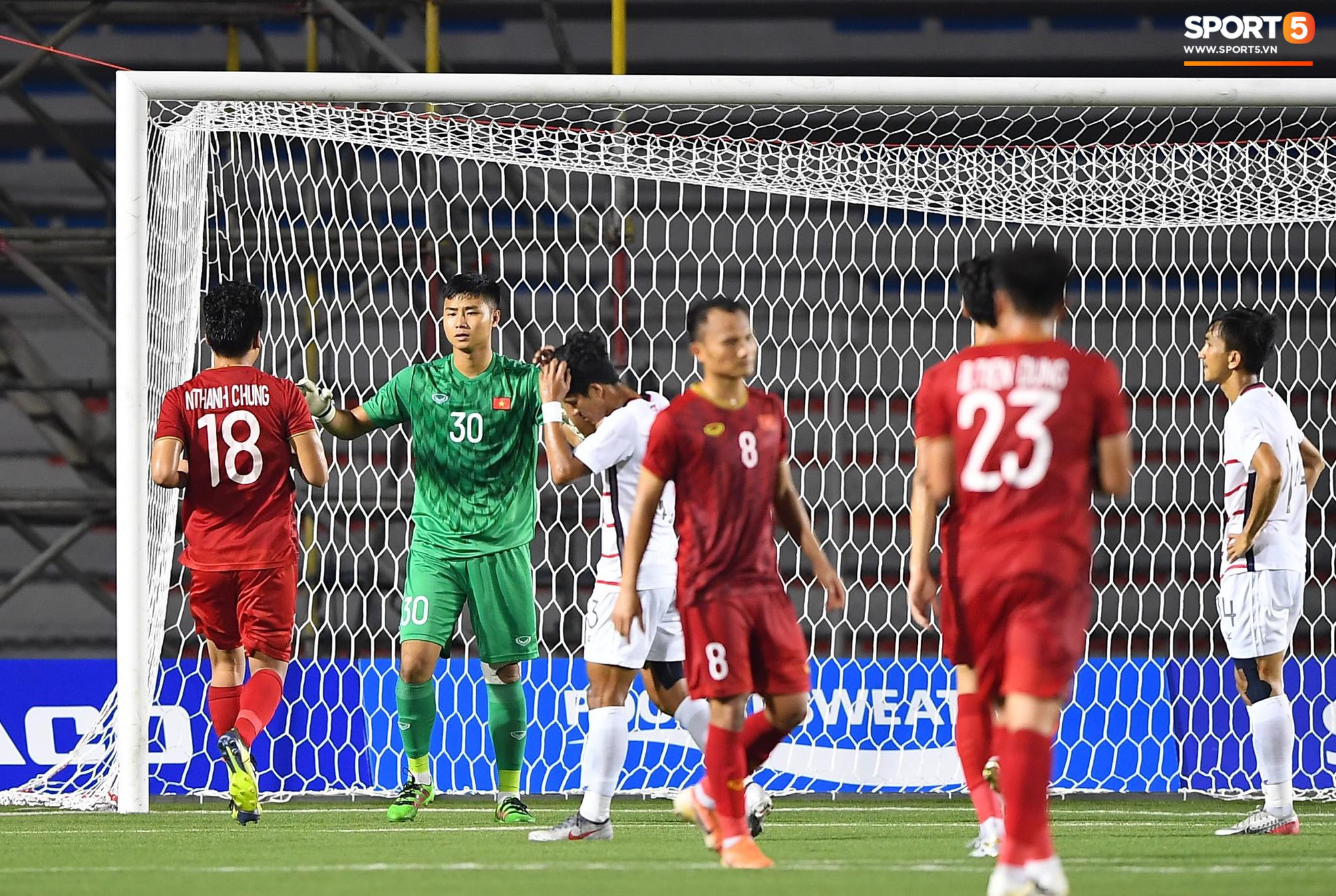 Thủ môn U22 Việt Nam bị đàn anh lườm cháy mặt vì suýt tái hiện sai lầm ở trận thắng Campuchia - Ảnh 8.