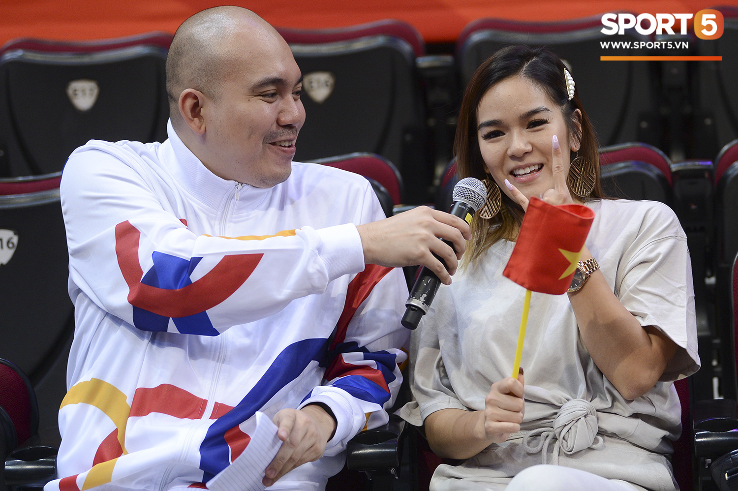 Bất ngờ xuất hiện tại SEA Games 30, nữ ca sĩ tham gia đóng MV cùng Đen Vâu cổ vũ hết mình cho đội tuyển bóng rổ Việt Nam - Ảnh 3.