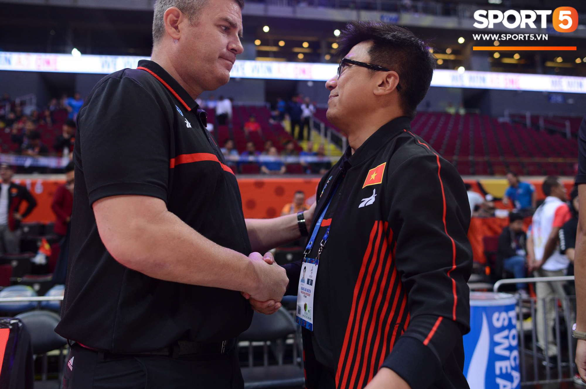 HLV trưởng tuyển bóng rổ Việt Nam thừa nhận thất bại đáng tiếc, hướng các học trò đến trận tranh huy chương đồng - Ảnh 1.