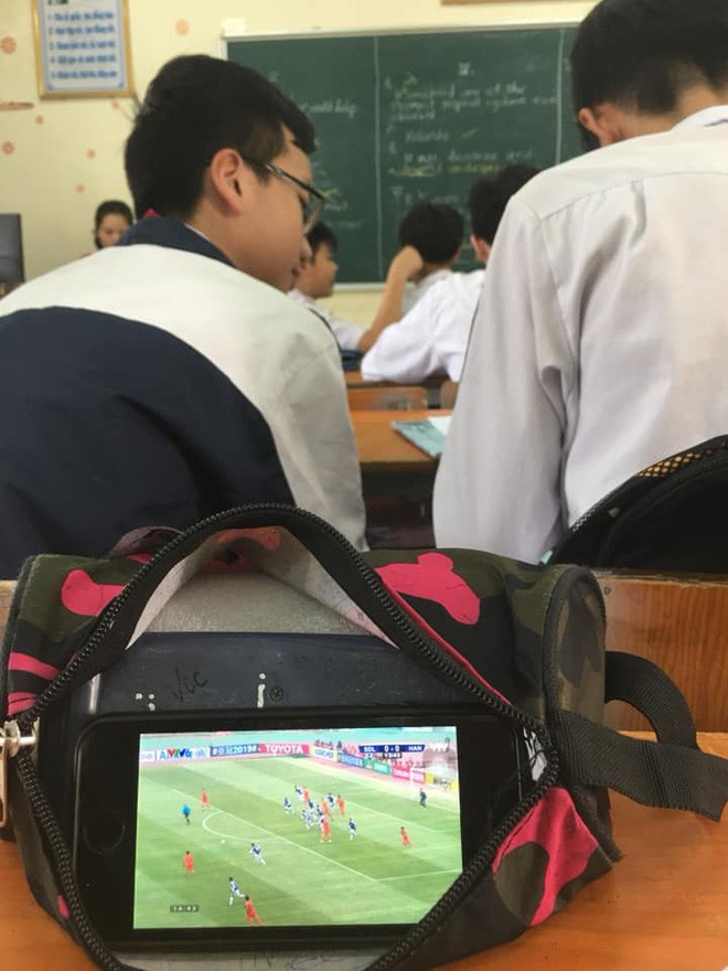 Học sinh và sinh viên thi nhau ngụy trang để cổ vũ Hà Nội FC đấu đội bóng Trung Quốc - Ảnh 1.