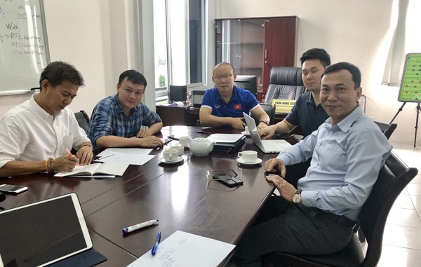 Vừa quay lại Việt Nam, bộ não của HLV Park Hang-seo lập tức đến dự khán trận mở màn V.League 2019 - Ảnh 9.