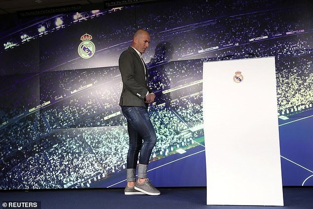 HLV gặt hái danh hiệu giỏi nhất thế giới diện đồ sành điệu trong ngày về nhận nhiệm vụ cứu vớt Real Madrid - Ảnh 3.