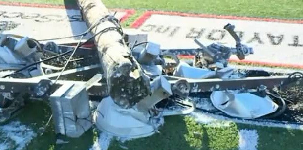 Kinh hoàng: Trụ đèn đổ sập trong một trận bóng đá học sinh tại Mỹ, đè lên người trọng tài - Ảnh 2.