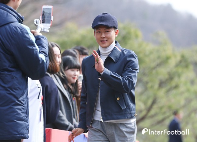 Ngôi sao Son Heung-min tươi rói trong ngày về Hàn Quốc, cười tít mắt khi được vây quanh bởi các fan nữ - Ảnh 8.