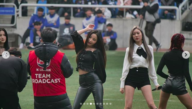 Thiên thần lai Nancy cùng Momoland trình diễn trong trận đầu tiên của đội Công Phượng ở K-League 2019 - Ảnh 4.