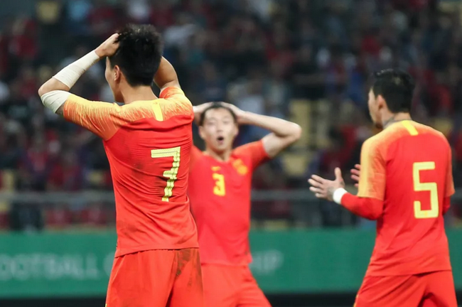 Đội tuyển Trung Quốc thua mất mặt, HLV đẹp trai từ nhiệt tình hò hét chuyển sang cạn lời, bất lực - Ảnh 5.
