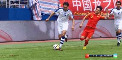 Rợn người với pha triệt hạ đối phương của cầu thủ trẻ sáng giá bậc nhất Trung Quốc - Ảnh 2.