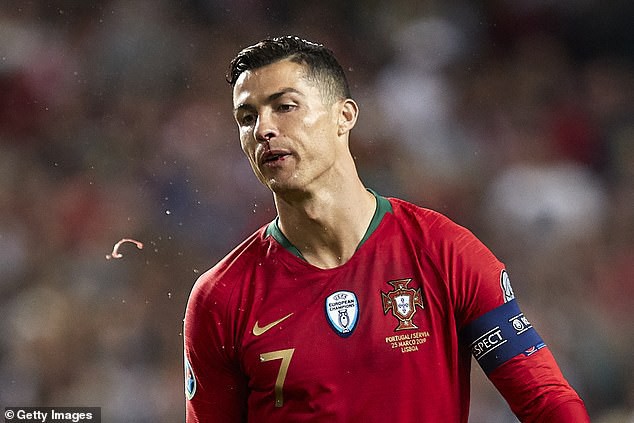 Chảy máu mũi và dính chấn thương đùi, Ronaldo sớm rời sân mang theo lo lắng của fan - Ảnh 1.