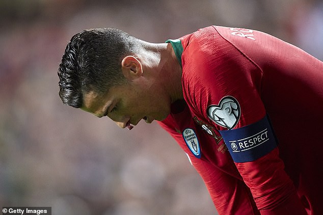 Chảy máu mũi và dính chấn thương đùi, Ronaldo sớm rời sân mang theo lo lắng của fan - Ảnh 3.