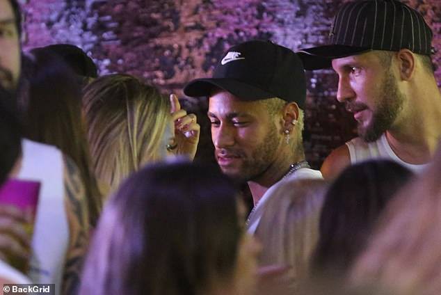 Về quê dưỡng thương, Neymar tiệc tùng với ca sĩ xinh đẹp - Ảnh 2.