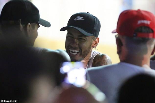 Về quê dưỡng thương, Neymar tiệc tùng với ca sĩ xinh đẹp - Ảnh 4.