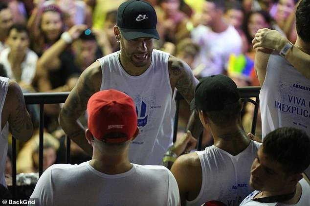 Về quê dưỡng thương, Neymar tiệc tùng với ca sĩ xinh đẹp - Ảnh 5.