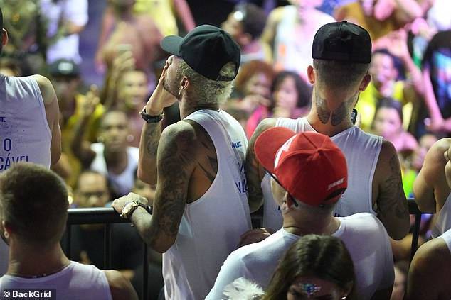 Về quê dưỡng thương, Neymar tiệc tùng với ca sĩ xinh đẹp - Ảnh 6.