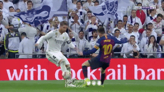 Đội trưởng Real Madrid ăn đòn sau khi liên tục chơi xấu với Messi - Ảnh 3.