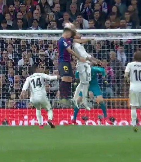 Đội trưởng Real Madrid ăn đòn sau khi liên tục chơi xấu với Messi - Ảnh 13.