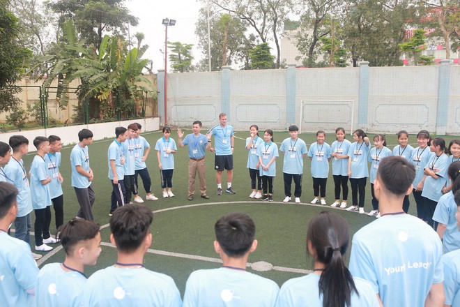 CLB Manchester City mở lớp dạy trẻ em Việt kỹ năng mềm thông qua bóng đá - Ảnh 2.