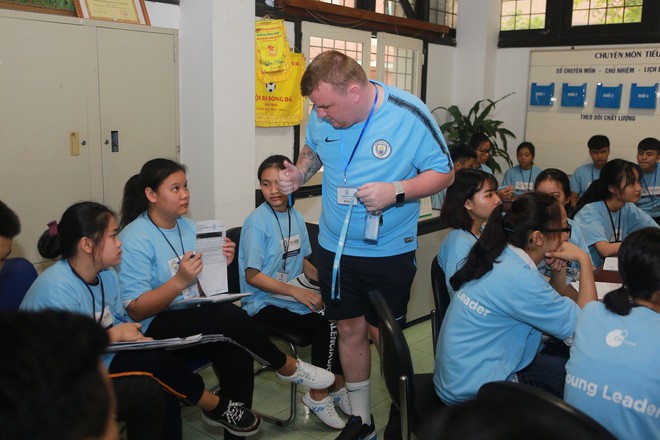 CLB Manchester City mở lớp dạy trẻ em Việt kỹ năng mềm thông qua bóng đá - Ảnh 3.